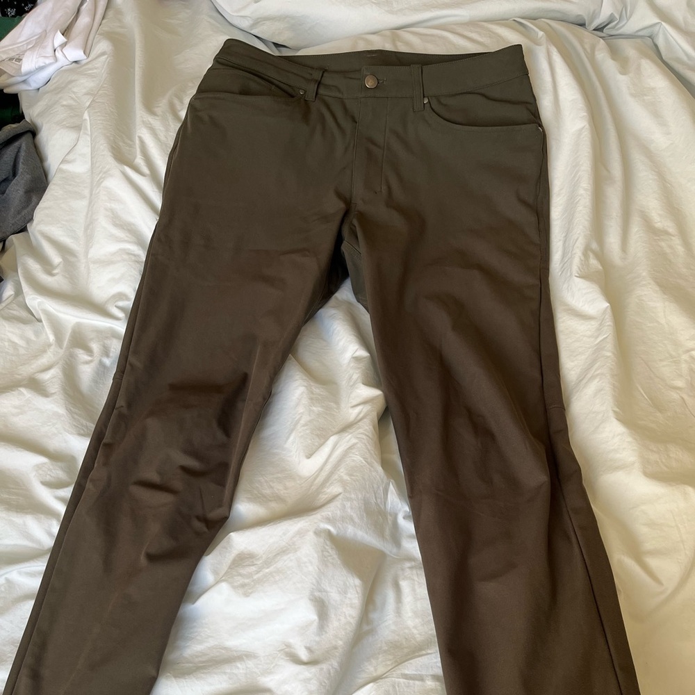 Lululemon abc slim fit warpstreme 32 waist 30-31 inseam. Olive Green